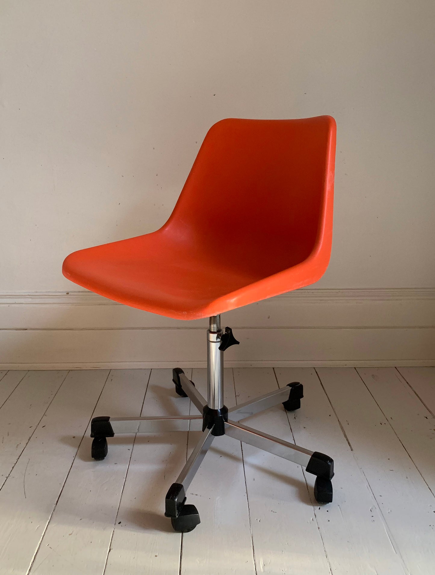 1 x Rare Vintage Hille Swivel Chair, In Orange on Castors, Designed By Robin Day